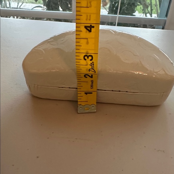 Coach Glossy Cream Eyeglasses Case. - Picture 8 of 8